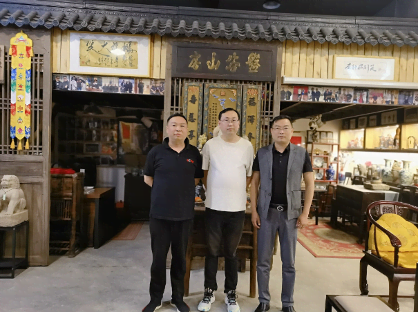 河南秘书网常务总编魏健一行拜访河南优秀青年相声演员魏鹏