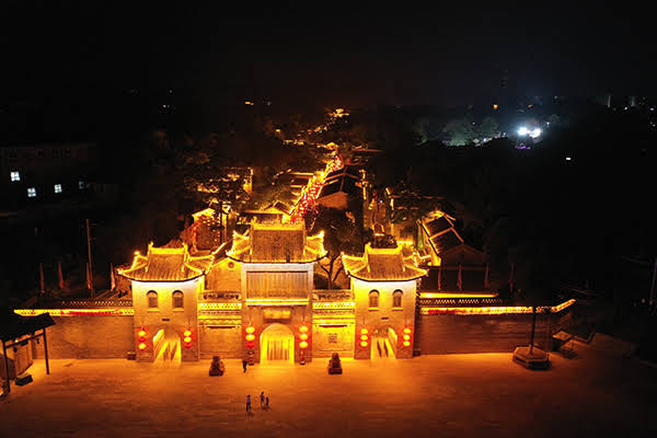 大阳古镇夜景(无人机照片)。 人民网记者 王天乐摄