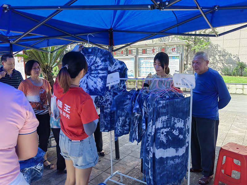 前锋区:公益集市起 烟火气息浓