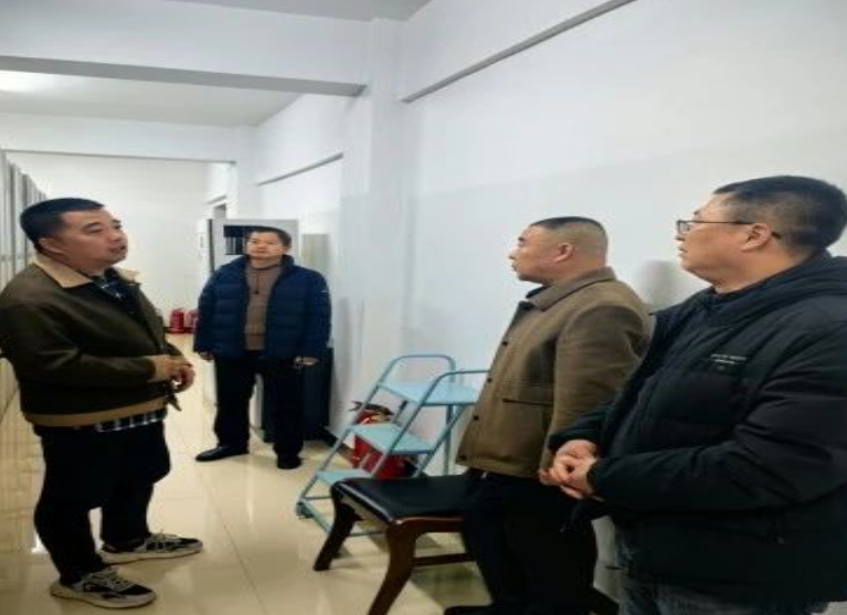 省高院档案室主任李京一行莅临长白法院检查