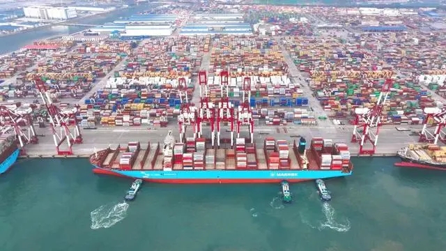 山东港口青岛港迎来全球首艘万箱级甲醇双燃