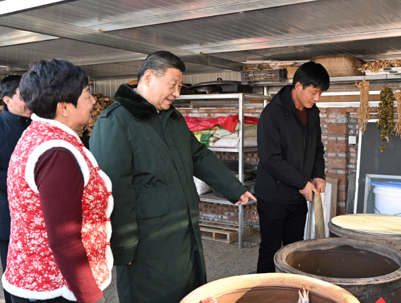 习近平在辽宁葫芦岛市看望慰问受灾群众