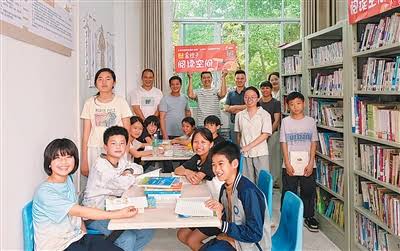 跨越近两千公里 一颗橙子牵起两地书香