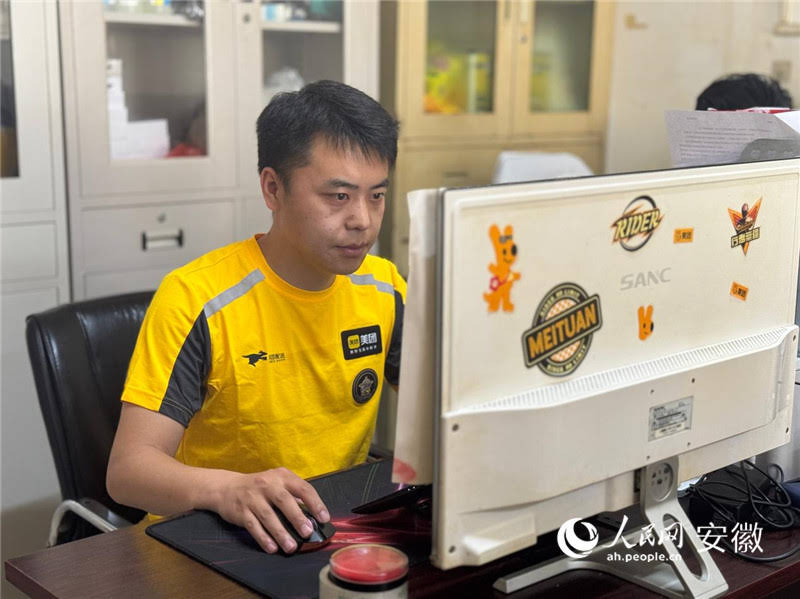 代冬祺在站点处理工作调度。人民网记者 吕欢欢摄