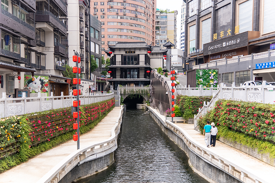 今年初，南明区博爱路段374米河道顺利“揭盖”，一条集滨水休闲、历史文化、商业消费于一体的历史文化特色街区呼之欲出。图为博爱路新“揭盖”河段。涂敏 摄